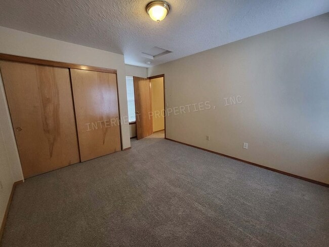 Building Photo - 3bd 2 ba Townhouse w/Washer/Dryer in Unit, Yard and Garage!