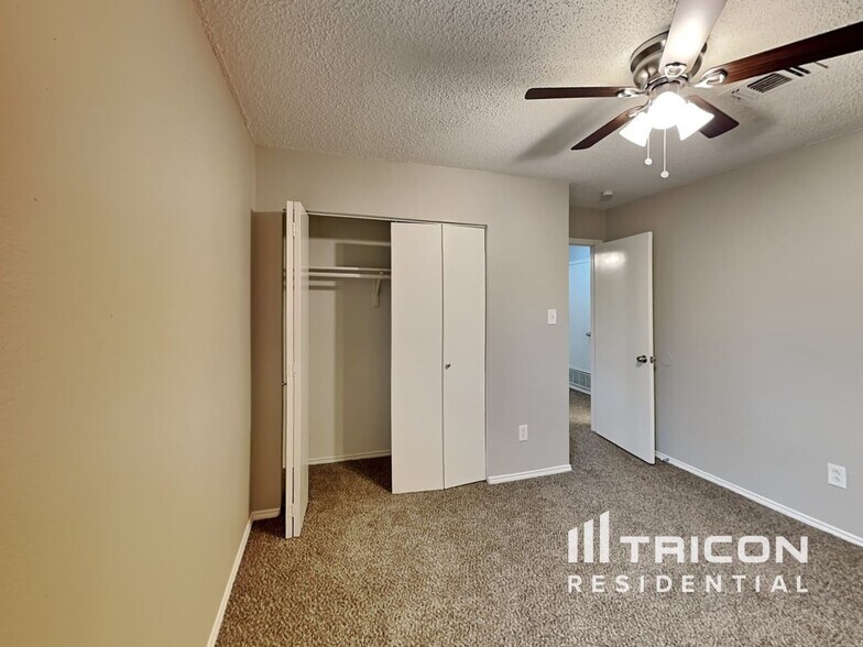 Building Photo - 404 Moss Hill Dr