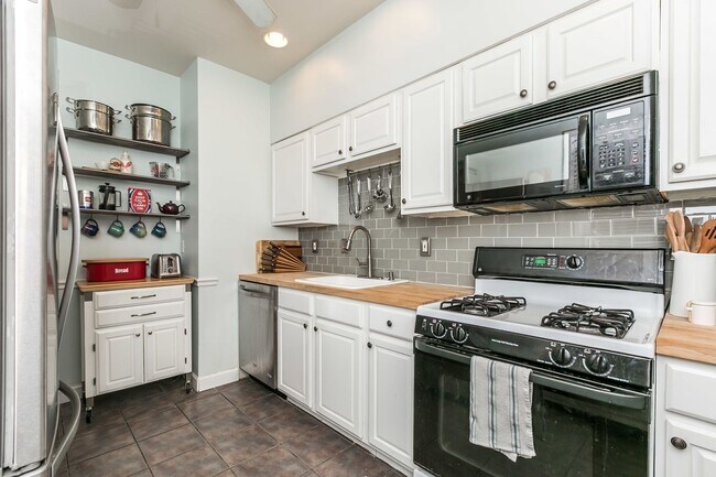 Building Photo - Amazing 3 bed 2 bath with a roof top deck ...