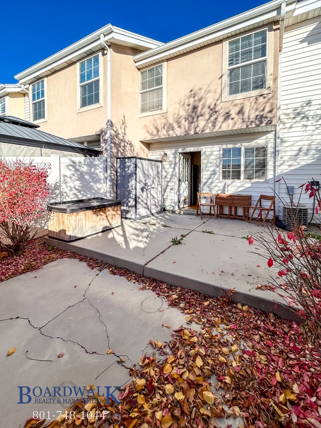 Building Photo - Stylish Draper Townhome with Private Patio