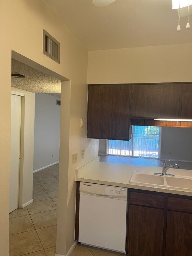 Building Photo - 897 S Pantano Pkwy