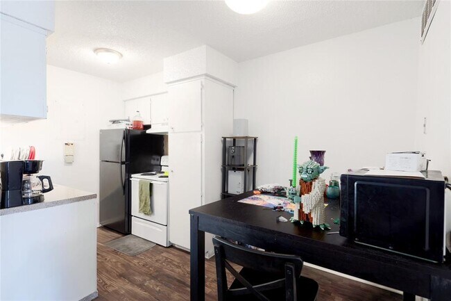 Building Photo - 2803 Hemphill Park