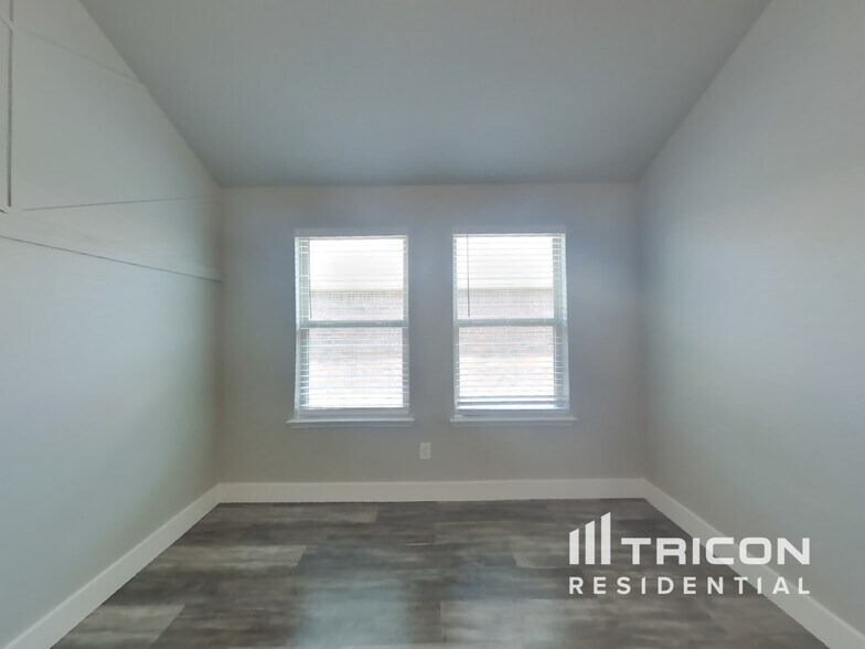 Building Photo - 1025 N Churchill Dr