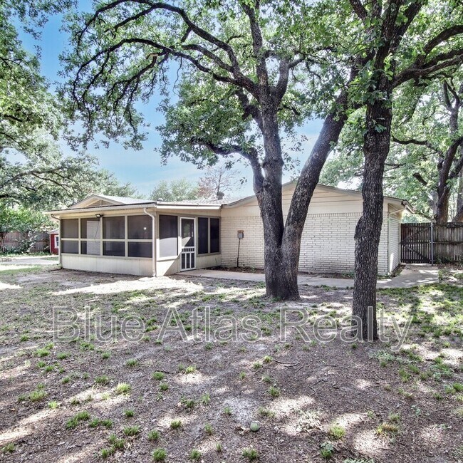 Building Photo - 1520 Sunnybrook Dr