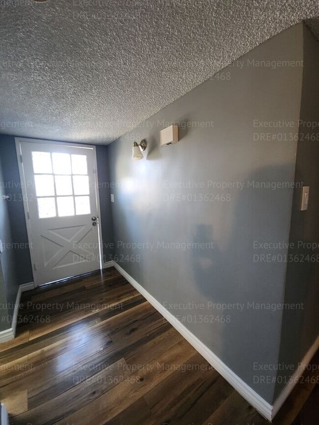Building Photo - 3 Bedroom 2 Bath house