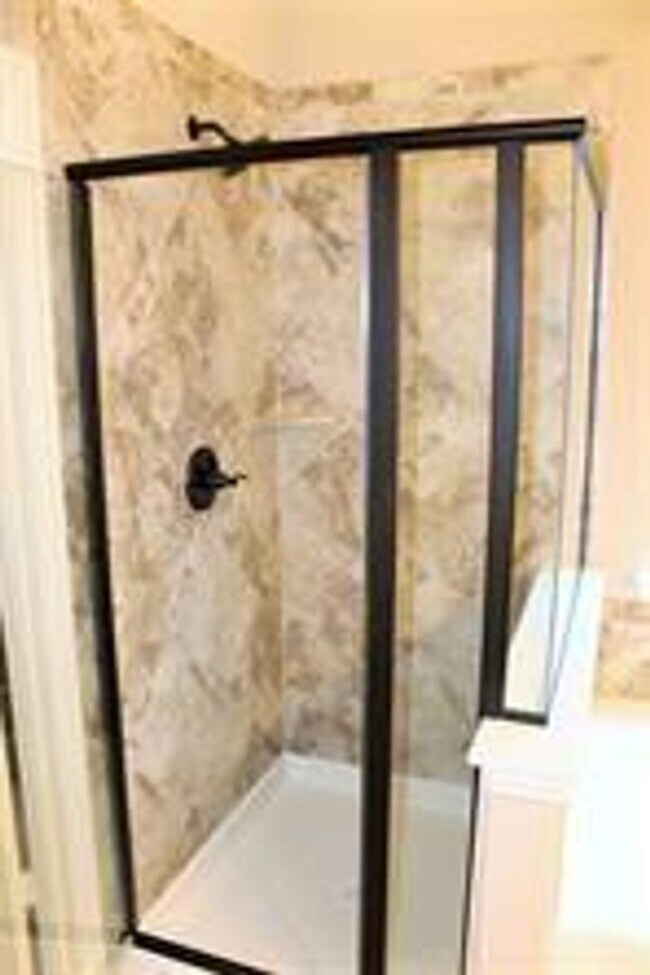 Building Photo - Great Location, available NOW!