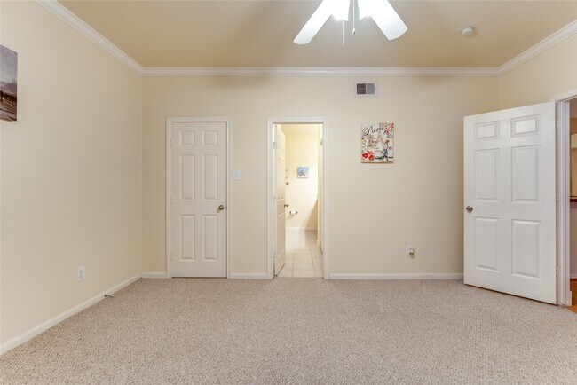 Building Photo - 2255 Braeswood Park Dr