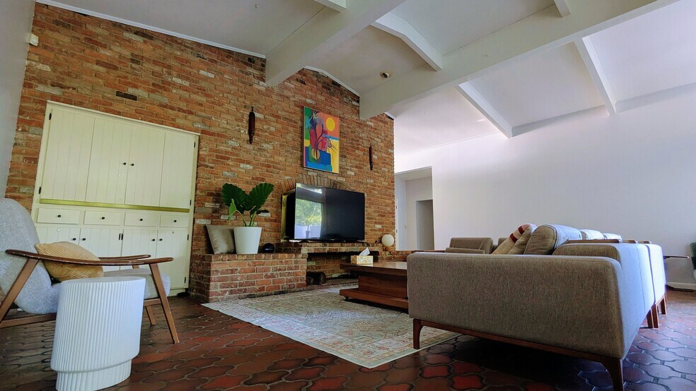 Building Photo - 550 Valewood Ln