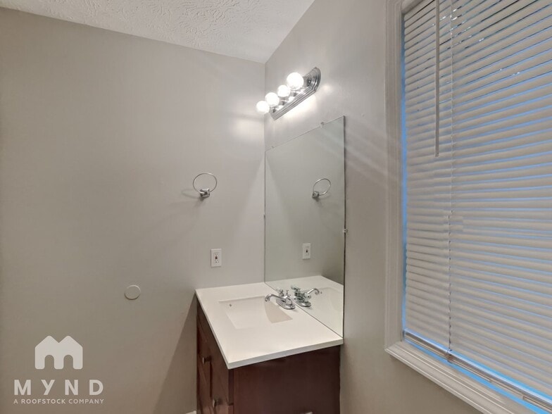 Building Photo - 314 Laurel Ln