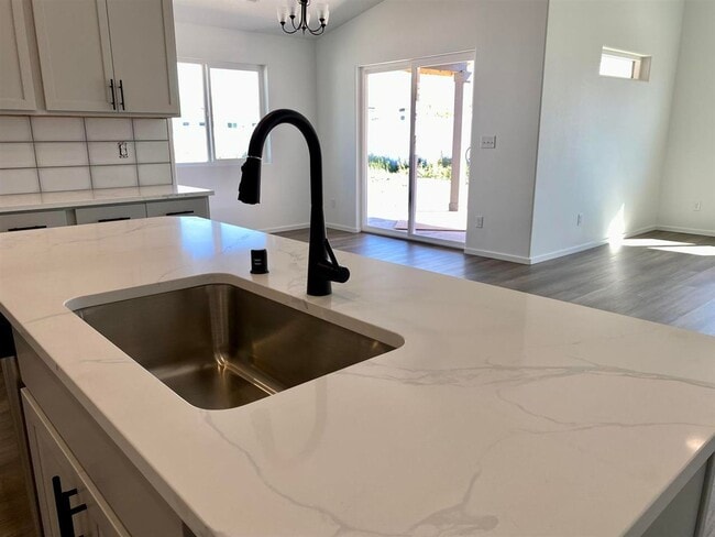 Building Photo - Beautiful 3 Bed, 2 Bath House in Airway He...