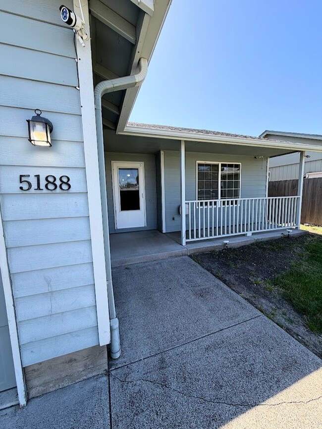 Building Photo - Spacious Keizer Home with Large Fenced Backyard