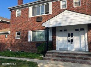 Building Photo - 346 South St