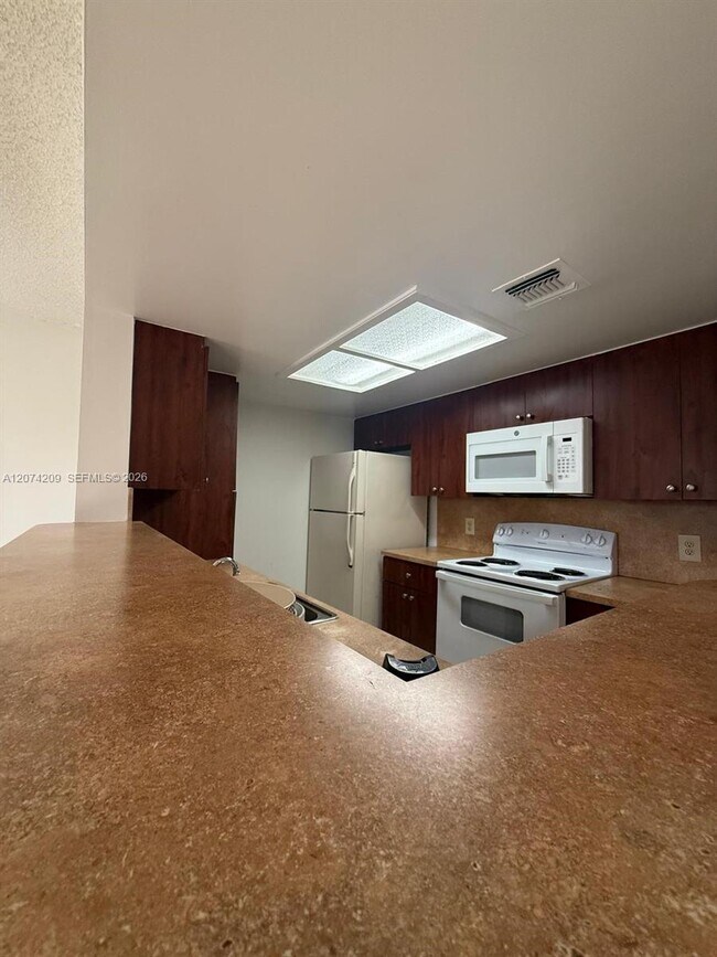 Building Photo - 3228 Coral Lake Dr