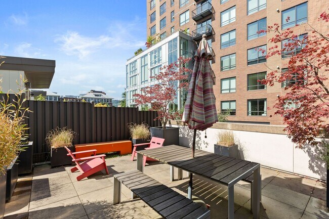Building Photo - Pearl District Townhome