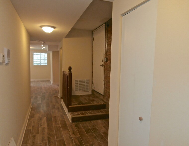 Building Photo - 5001 N Sawyer Ave