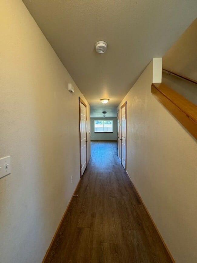 Building Photo - 2 Bedroom Townhouse with a fenced backyard!