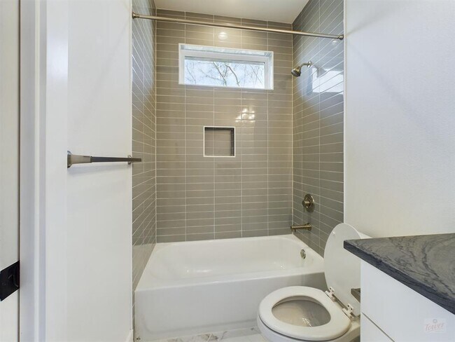 Building Photo - 1402 W 51st St