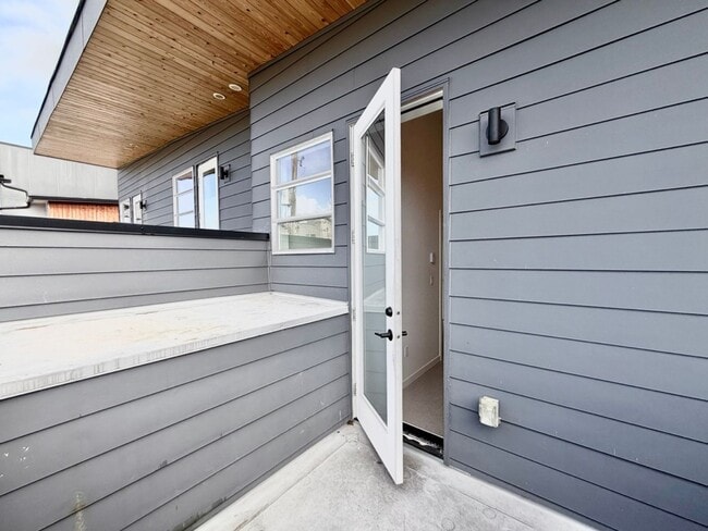 Building Photo - Modern 3-Level Townhome (2020) with Private Garage, Roof Deck & A/C