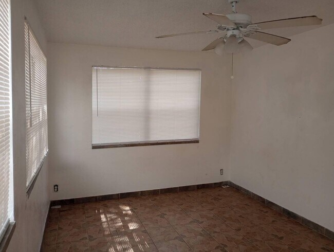 Building Photo - Spacious 3 bedroom 2 bath home with garage