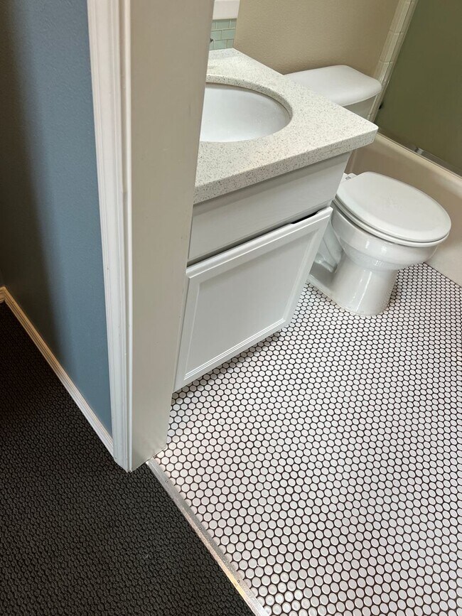 Building Photo - 2 Bed, 2 1/2 Bath townhome close to the Ri...