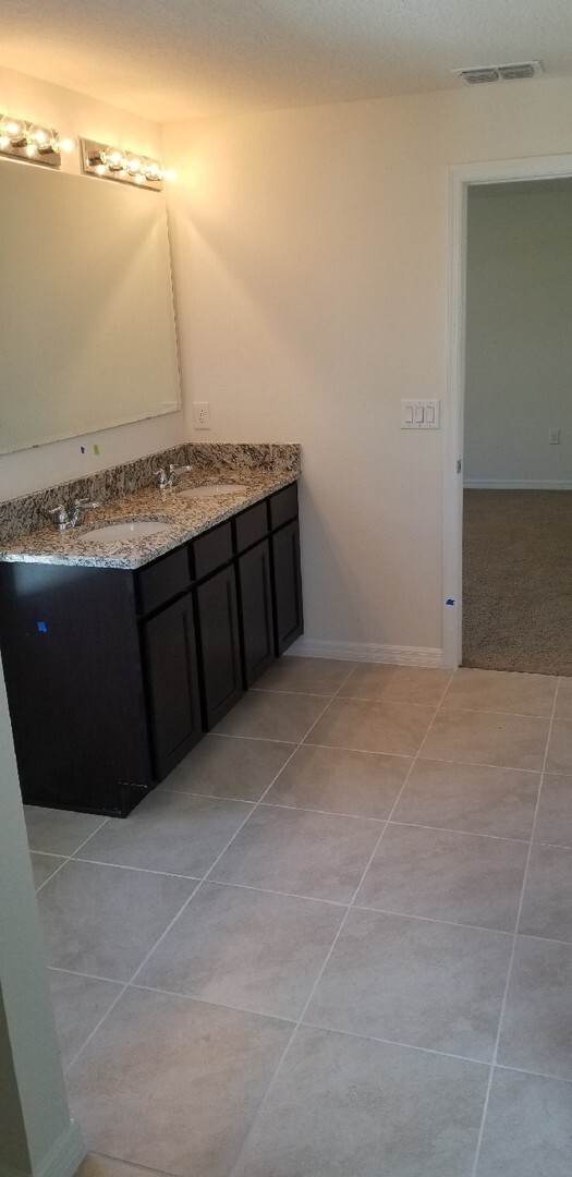 Building Photo - Like New 3/2.5 Port Orange Townhome Availa...