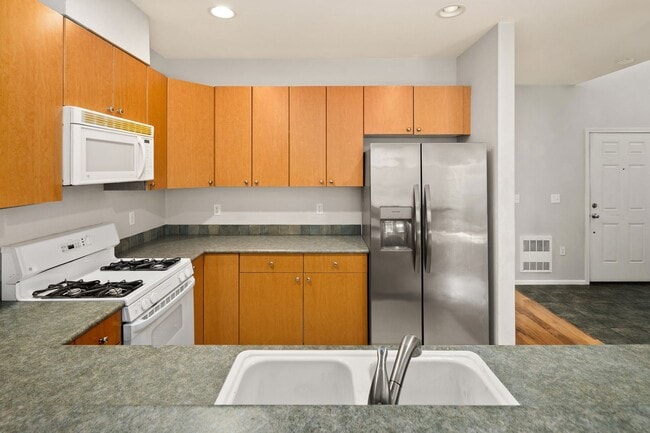 Building Photo - Spacious 3 bed Townhome