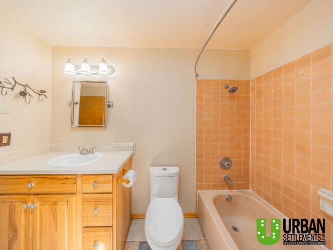 Building Photo - For Rent – Spacious Split-Level Home with ...