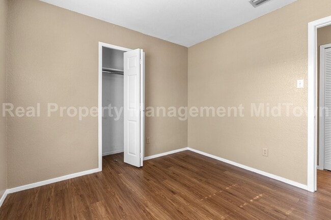 Building Photo - 3807 Glengate Dr