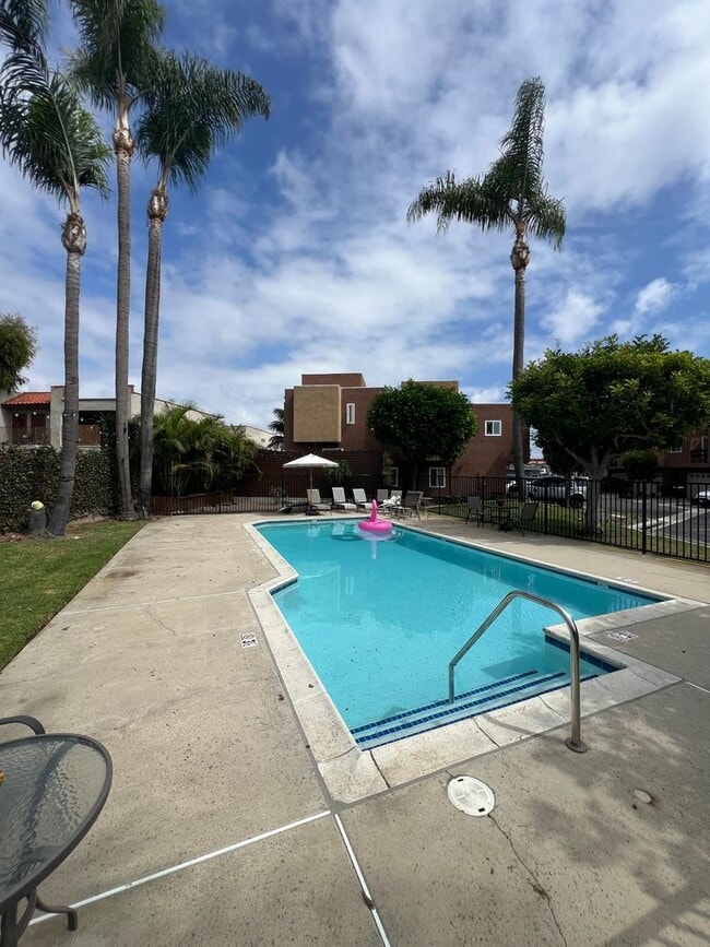 Building Photo - Tri-Level 2bed 2bath Huntington  Beach Home