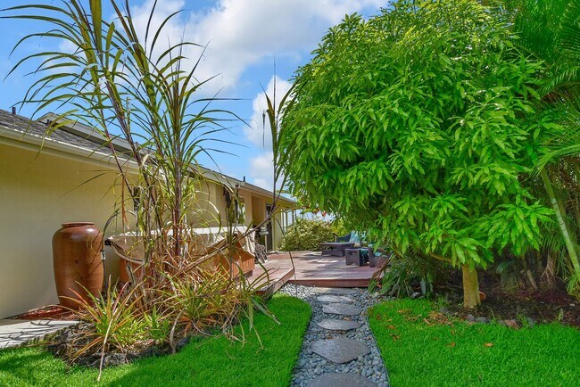 Building Photo - Pet Friendly, Fully Furnished Home in Keau...