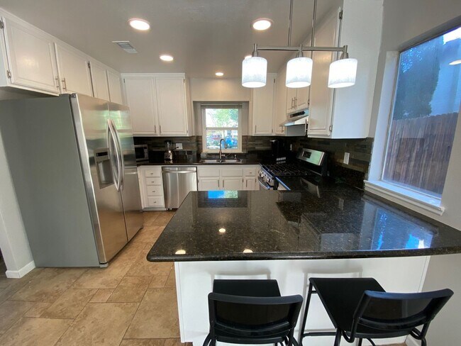 Building Photo - Gorgeous 5+3 On Cul-De-Sac