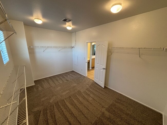 Building Photo - Gorgeous 6Bed/5Bath/4Car, 2-Story Home located in the Mountains Edge