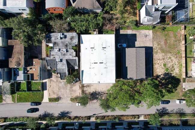 Building Photo - 3302 Lake St