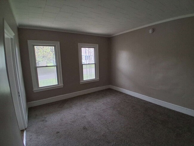 Building Photo - 4 Bedroom single family house