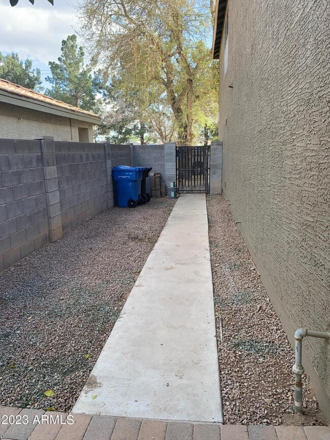 Building Photo - 494 W Cotton Ln