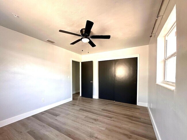 Building Photo - 1455 NE Silver Maple Way