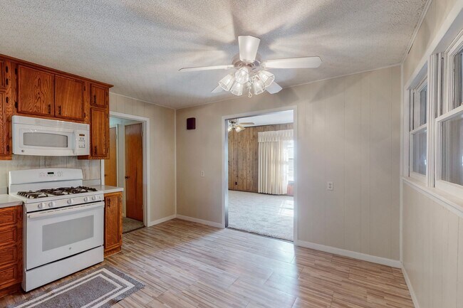 Building Photo - Charming 3-Bedroom Gem with Mid-Century Fl...