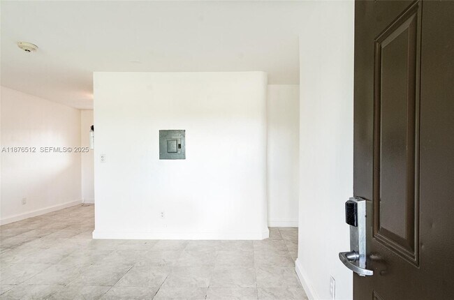 Building Photo - 1605 NE 126th St