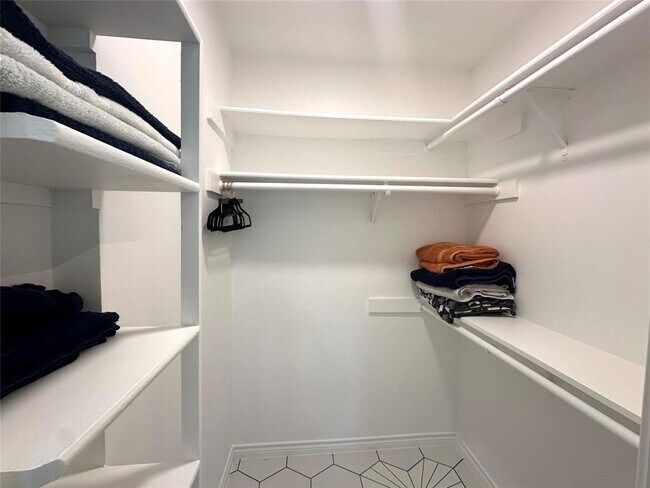 Building Photo - 5300 Suburban Dr