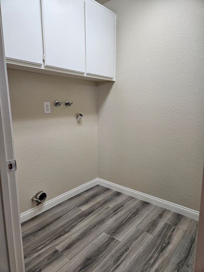 Building Photo - 4 Bedroom Adelanto Home