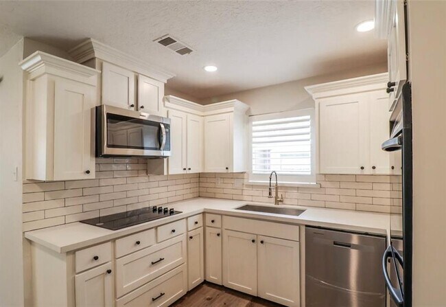 Building Photo - 15626 Canterbury Forest Dr