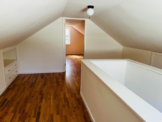 Building Photo - 3 Bedroom/1 Bath Bungalow in Woodstock neighborhood