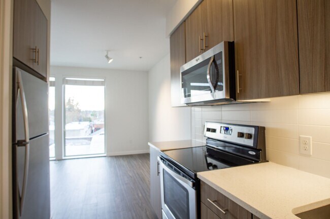 Building Photo - Modern + Chic Top Floor Studio Ready Early...