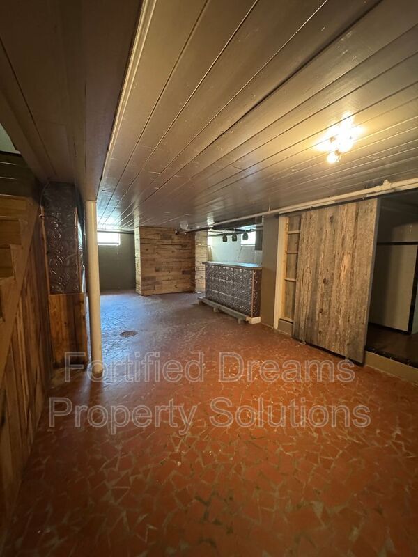 Building Photo - 633 S Greensboro St