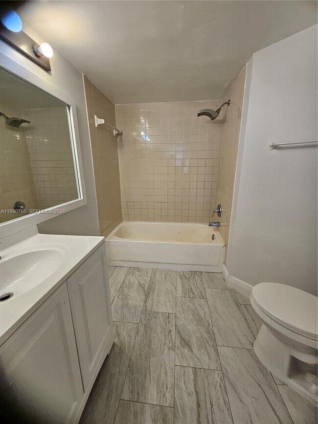 Building Photo - 216 Lake Pointe Dr