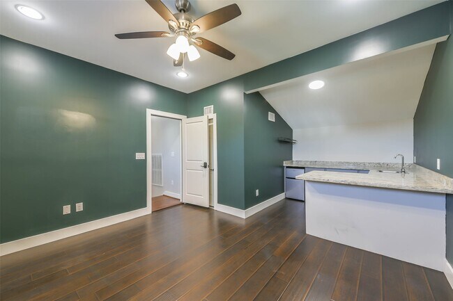 Building Photo - 2422 Hadley St