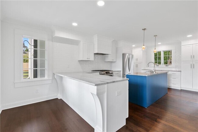 Building Photo - 1296 Hilton Dr