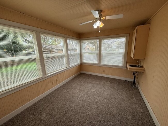 Building Photo - 3 Bedroom 1.5 Bath Downtown Dixon *STAR RENTALS