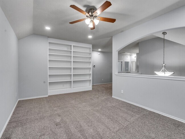 Building Photo - 114 N Hawkhurst Cir