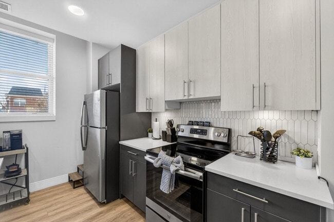 Building Photo - 1424 N Park Pl